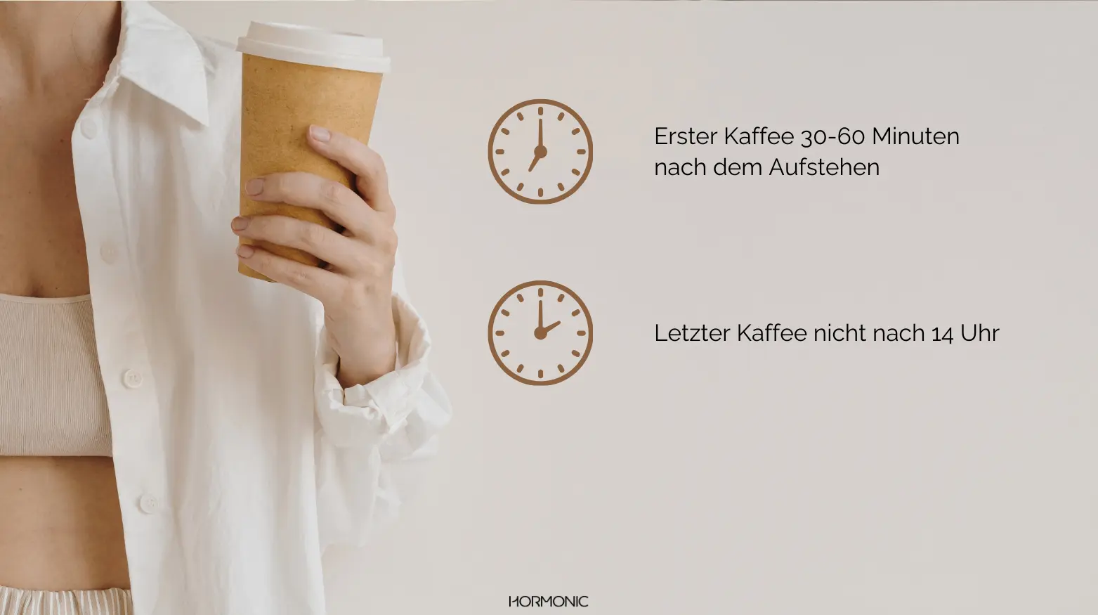 Eine Person hält eine Kaffeetasse in der Hand; der deutsche Text rät, den ersten Kaffee 30-60 Minuten nach dem Aufwachen zu trinken, den letzten bis 14 Uhr.