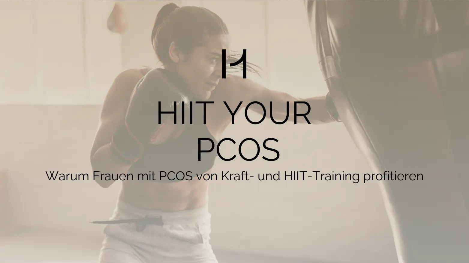 Frau beim Boxen mit Textüberlagerung: „HIIT YOUR PCOS - Warum Frauen mit PCOS von Kraft- und HIIT-Training profitieren“.