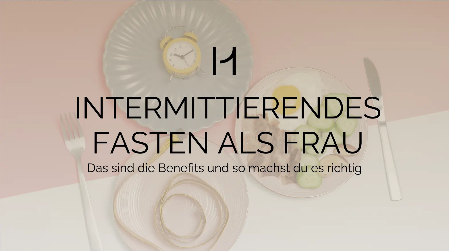 Text „Intermittierendes Fasten als Frau“ mit einer Uhr auf einem Teller und Lebensmitteln im Hintergrund.