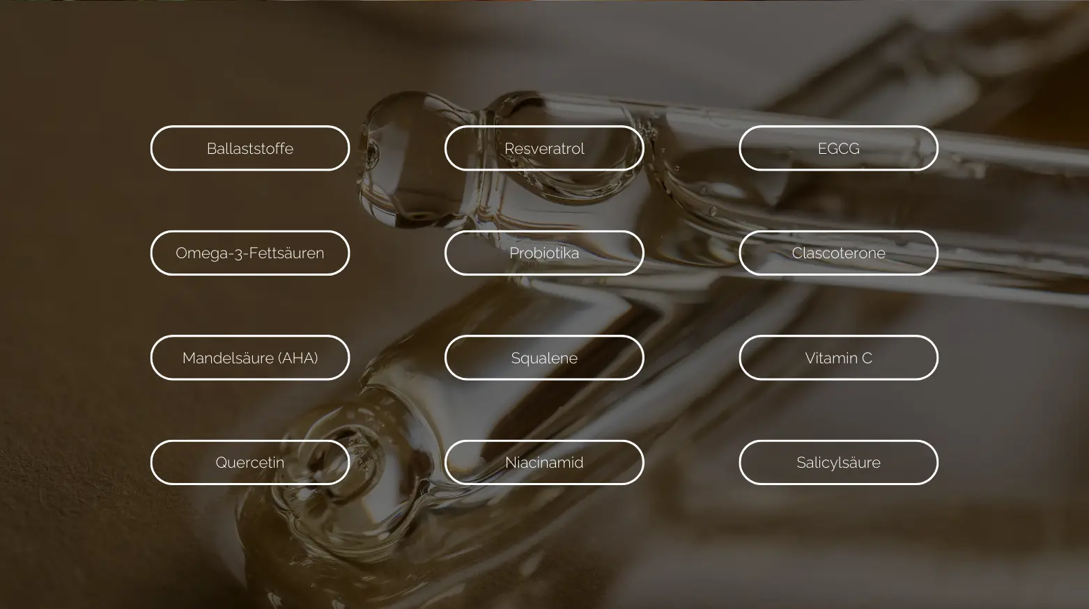 Klare Ampullen im Hintergrund mit einer Auflistung verschiedener Substanzen wie Resveratrol und Vitamin C.