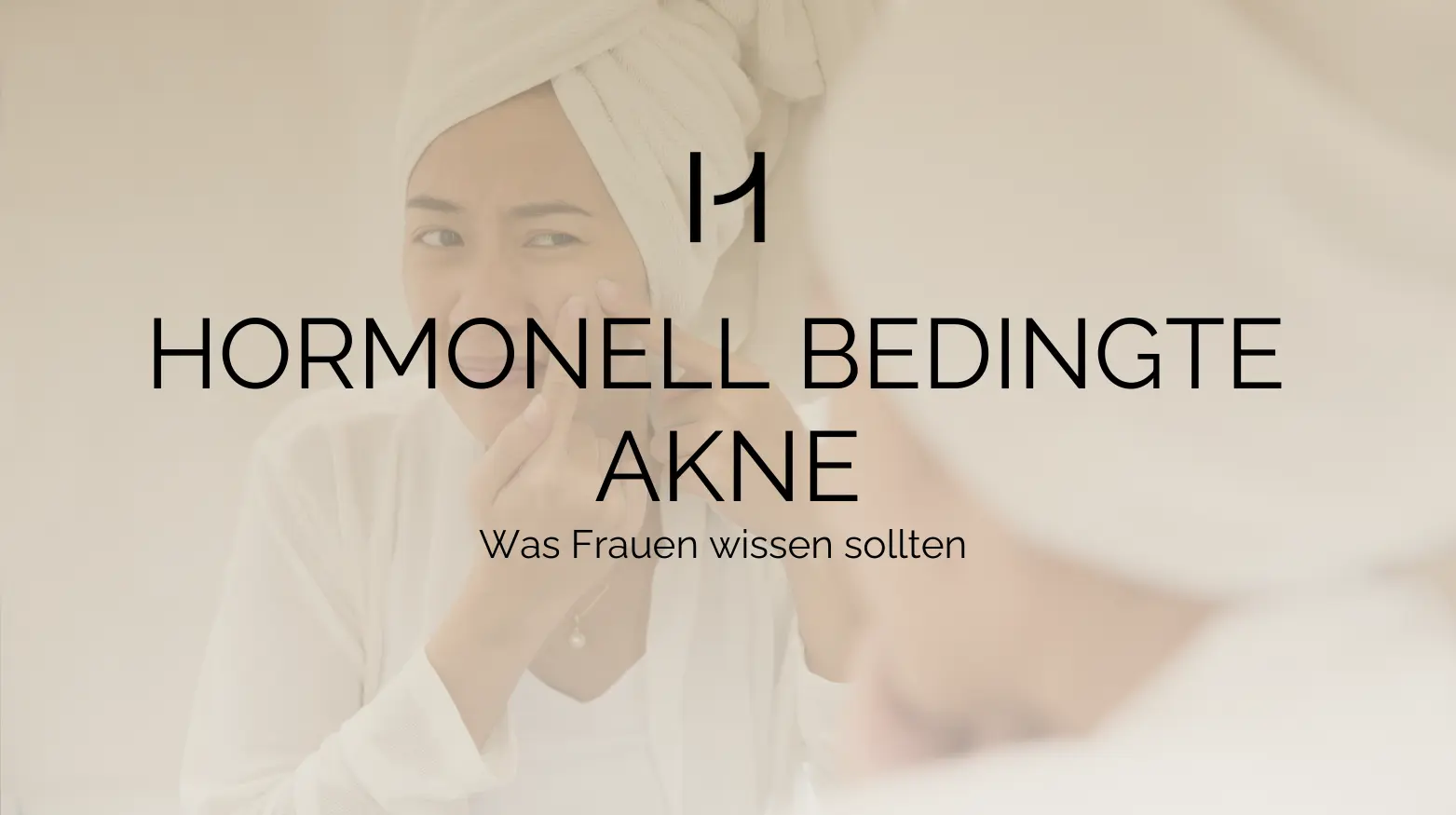 Eine Frau in einem Handtuch untersucht ihr Gesicht nach hormonell bedingter Akne. Der Text lautet Hormonell bedingte Akne: Was Frauen wissen sollten.