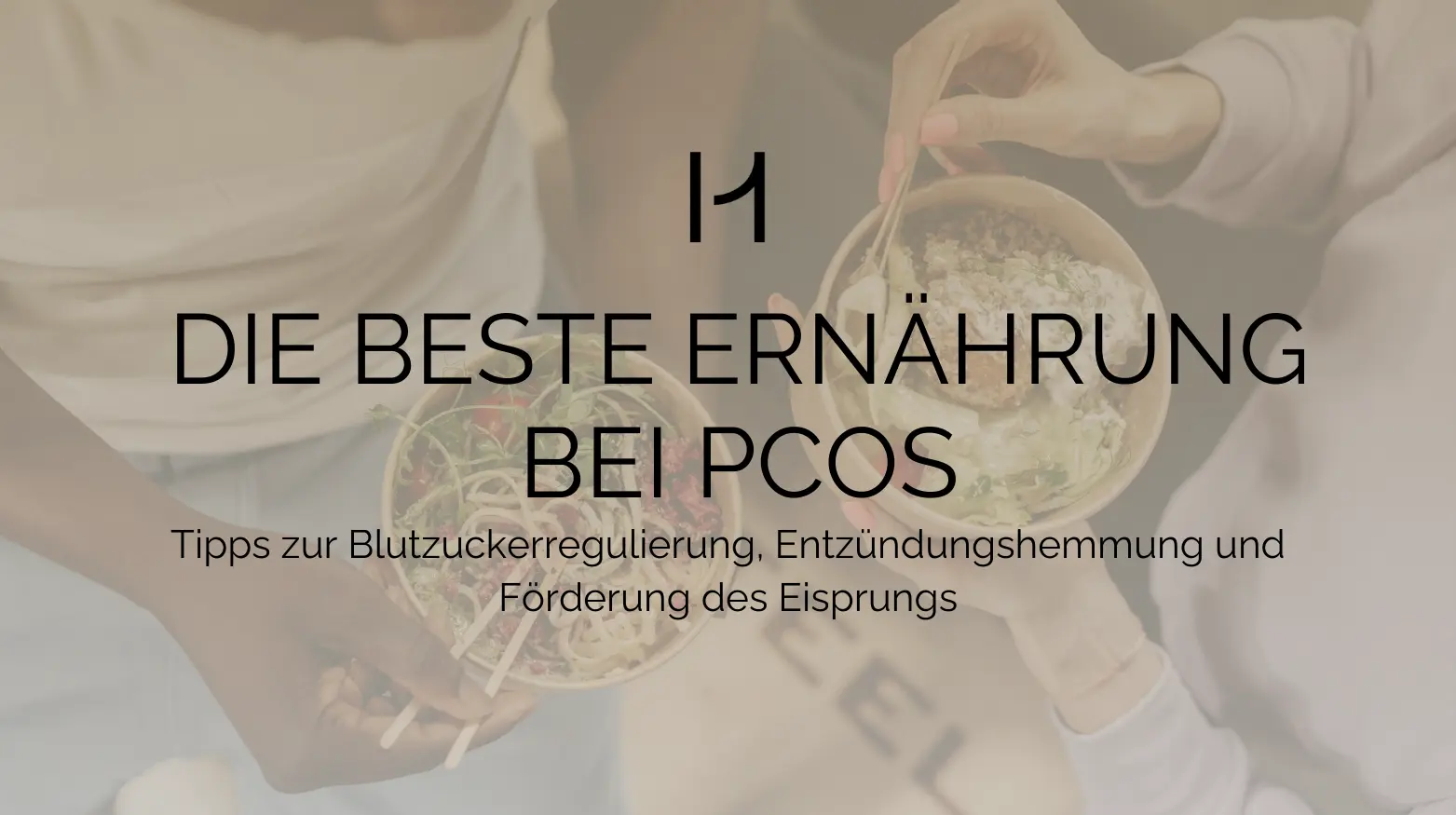 Zwei Personen essen Salat mit Stäbchen. Der überlagerte Text lautet: „Die beste Ernährung bei PCOS“.