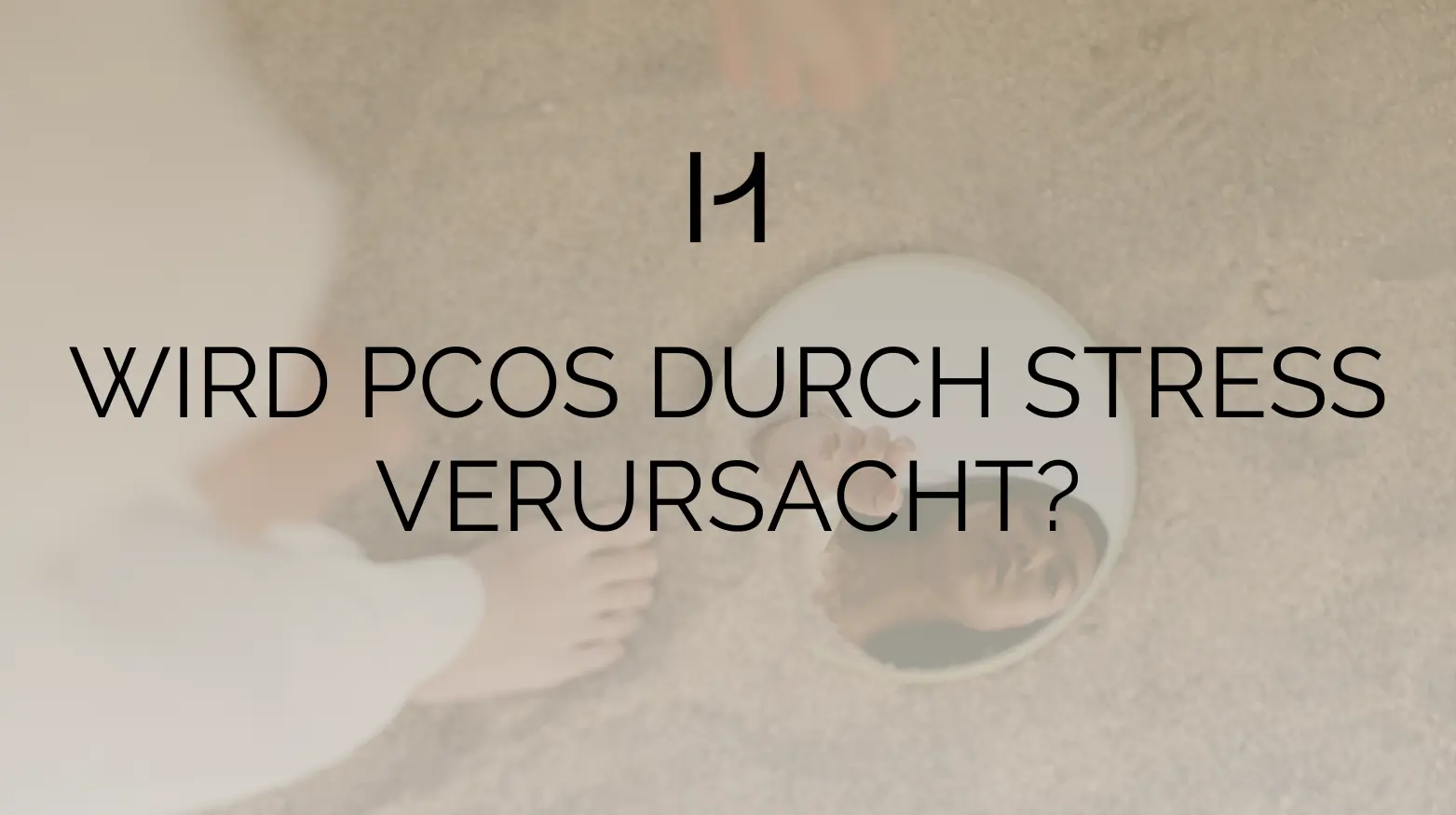 Überschrift 'Wird PCOS durch Stress verursacht?' hinterfragt die Rolle von chronischem Stress als potenziellen Auslöser für Polyzystisches Ovarialsyndrom (PCOS).