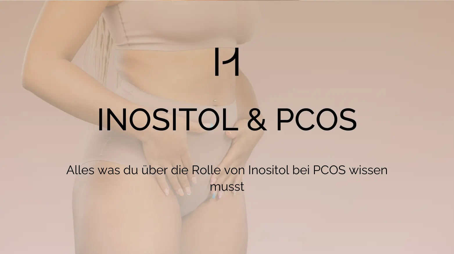 Text auf Bild über Inositol und PCOS mit einer Frau, die ihren Unterbauch hält und beige Unterwäsche trägt.