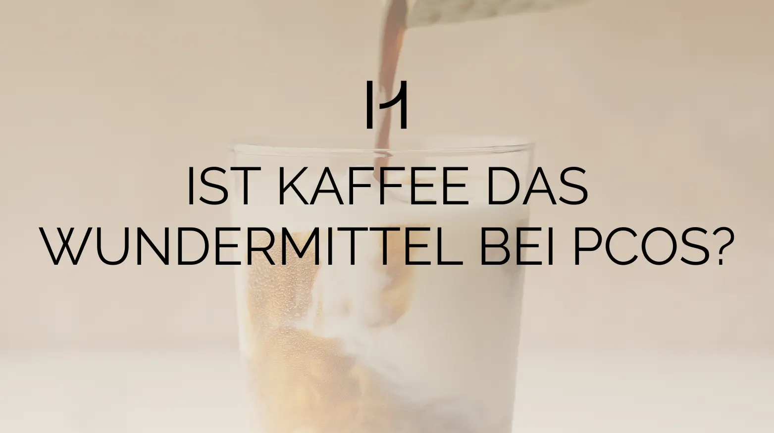 Text: „IST KAFFEE DAS WUNDERMITTEL BEI PCOS?“, wobei im Hintergrund Kaffee in ein Glas gegossen wird.