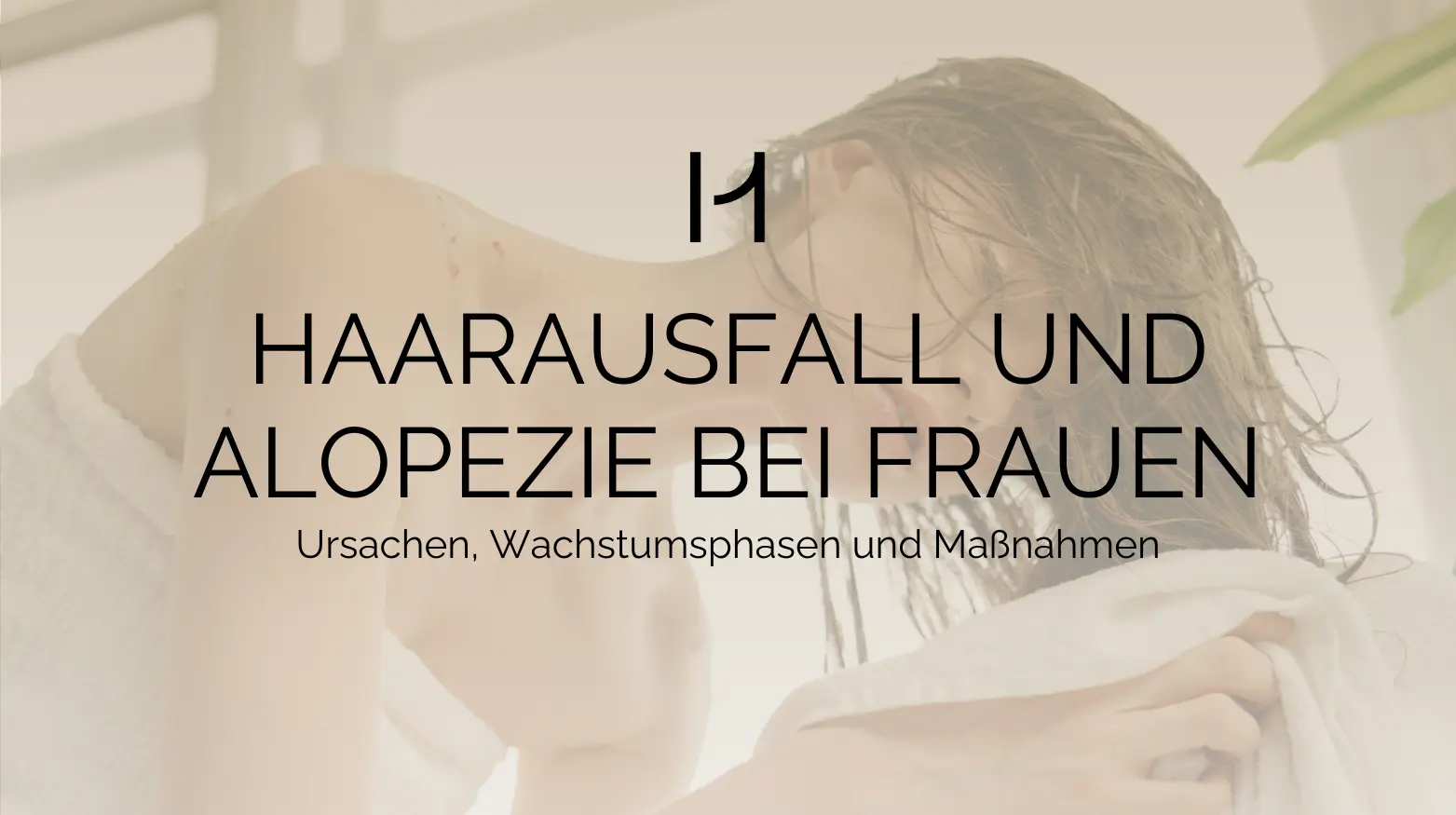 Eine Frau trocknet sich die Haare mit einem Handtuch, über dem Text steht „Haaraufall und Alopezie bei Frauen“.