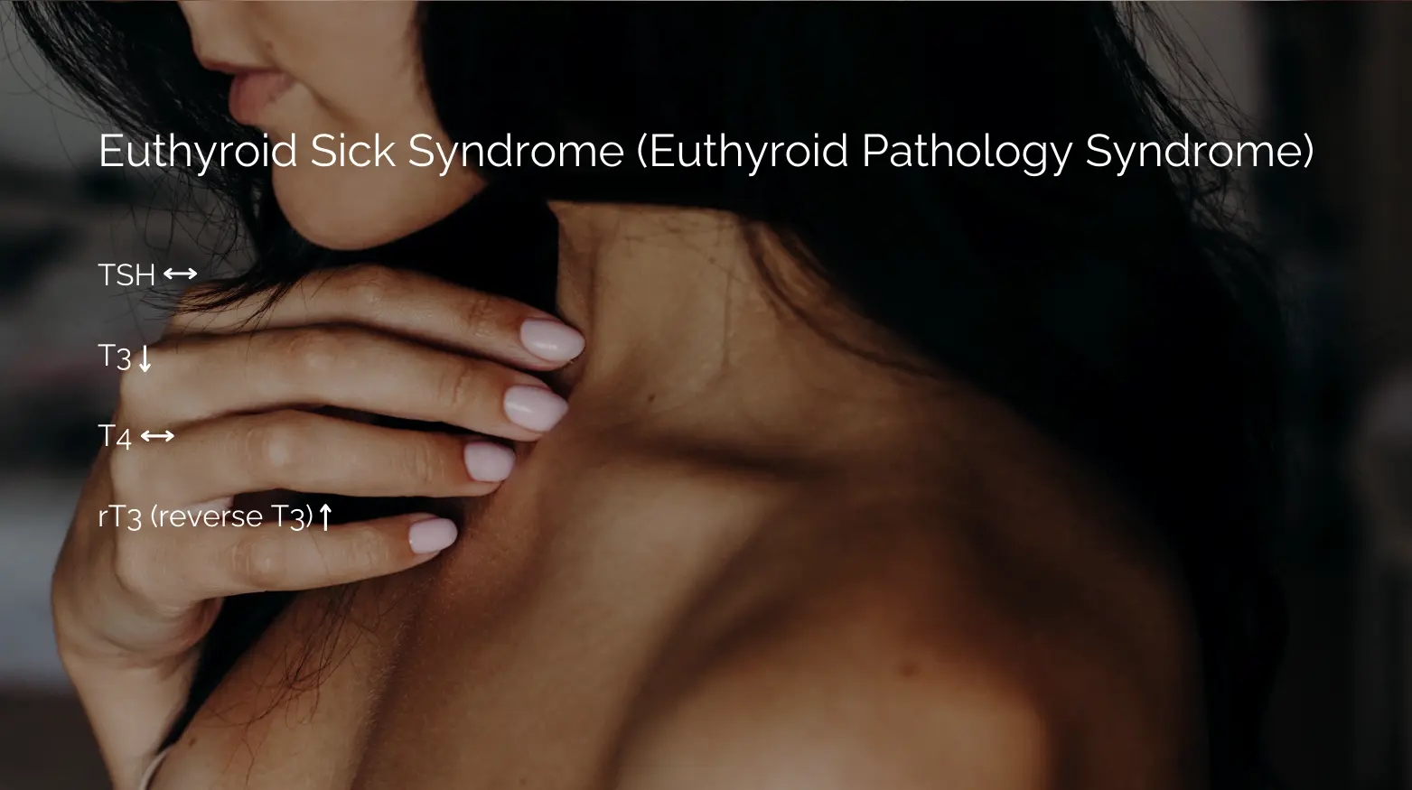 Nahaufnahme einer Frau, die ihre Hand an den Hals legt, Beschreibung des Euthyroid Sick Syndroms (Euthyroid Pathology Syndrome).