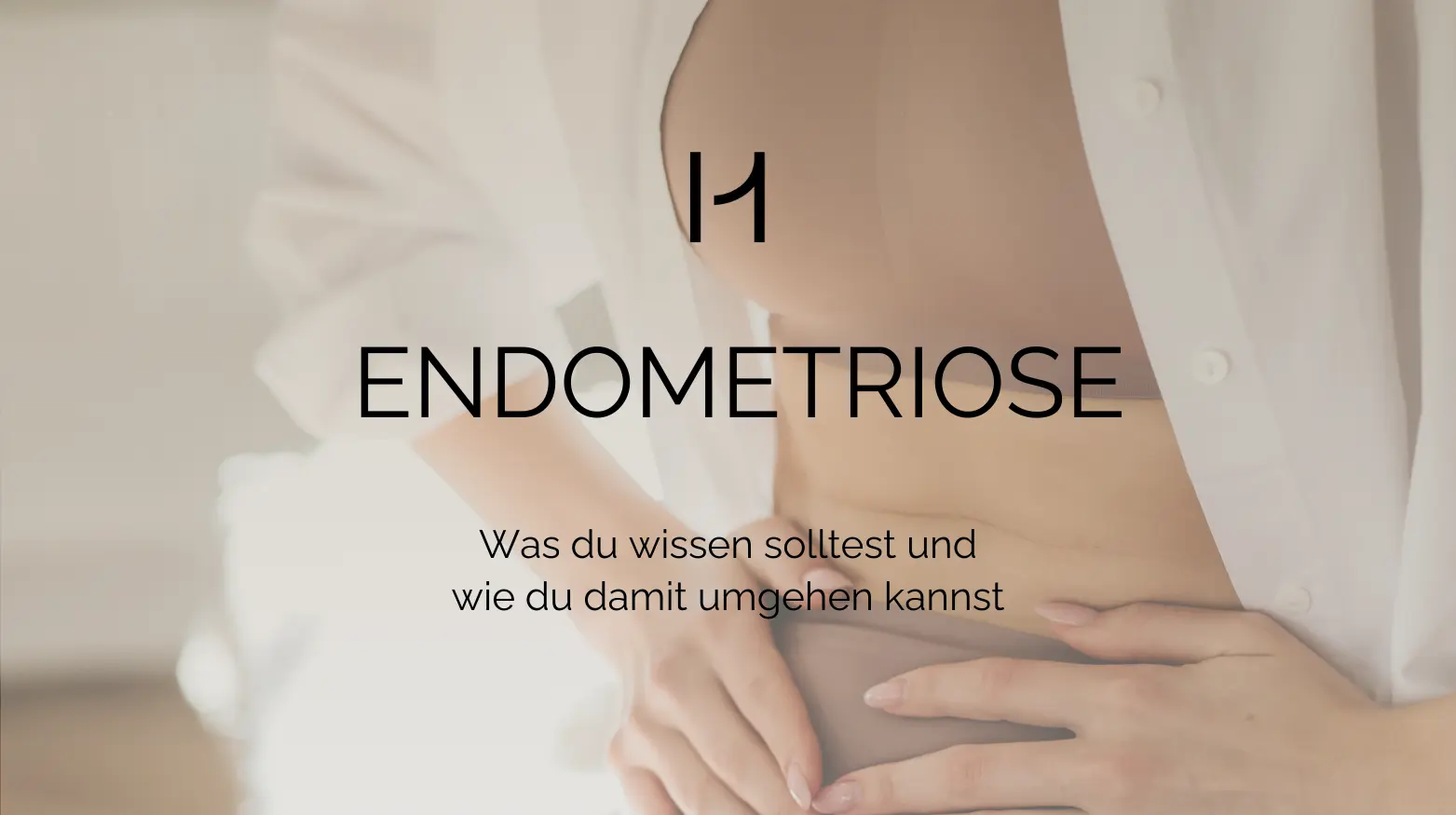 Eine Person hält ihren Unterleib mit dem Text „ENDOMETRIOSE“ darüber und einem deutschen Text über Endometriose darunter.