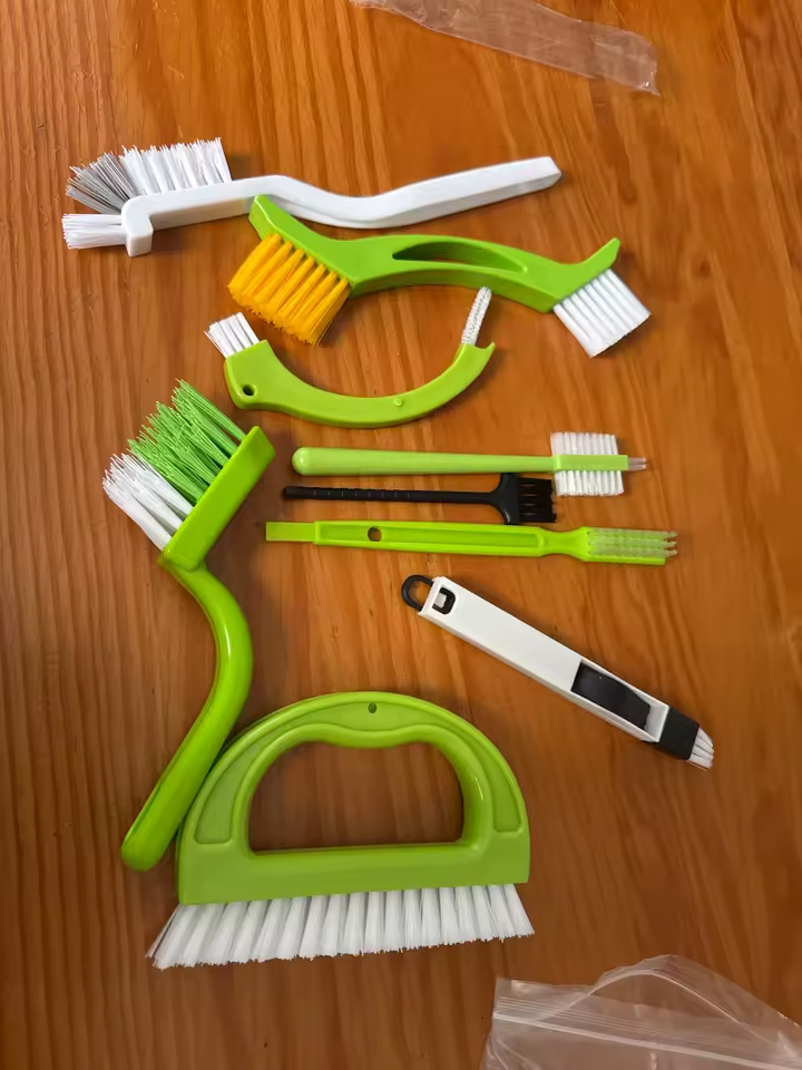 Les 9 brosses du kit déballées et disposées par un client