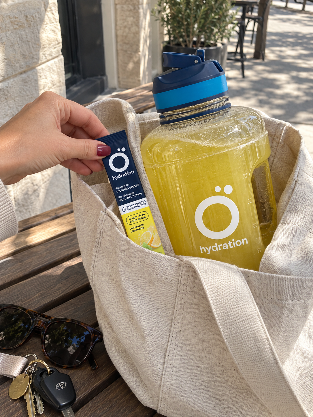 Eau fraîchement aromatisée au citron dans la grande bouteille Ö de 2,5 L