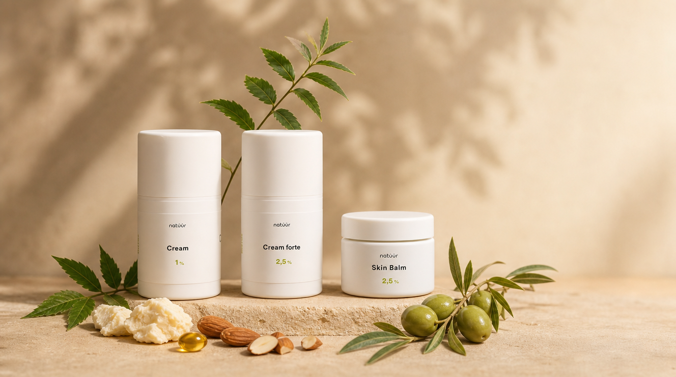 natüür Calm Skin Trio: Cream, Cream forte und Skin Balm auf einem Steinsockel mit Neemblättern, Sheabutter, Mandeln und Oliven im warmen Sonnenlicht