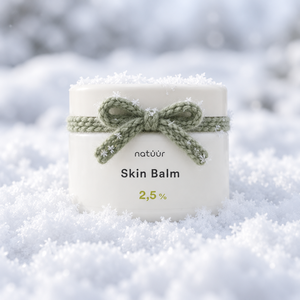 Skin Balm mit grüner Strickschleife im Schnee