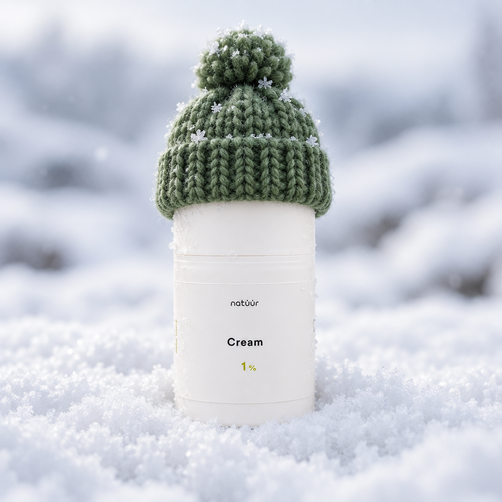 Soothing care cream  mit grüner Strickmütze im Schnee