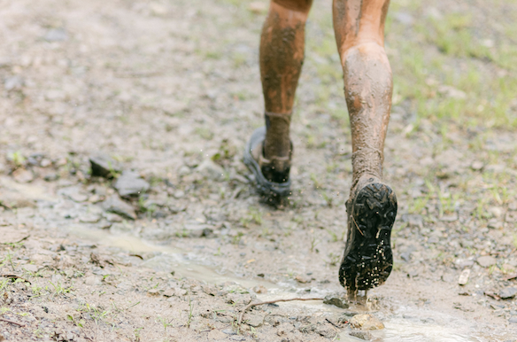 trail runnen in de modder