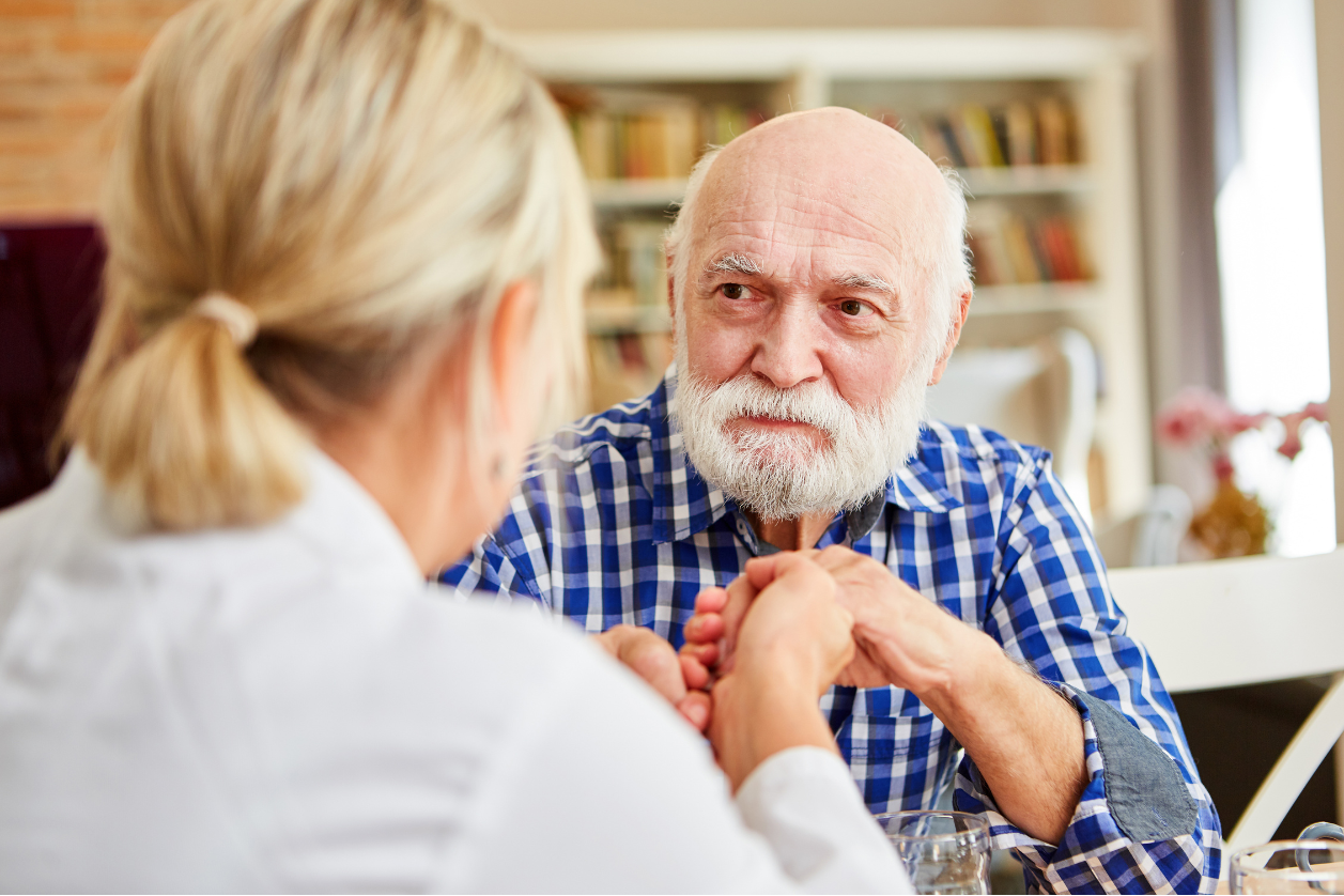 Adult daughter talking to father with dementia about memory loss.