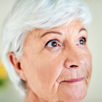 An older woman giving a positive review of Memoryboard.