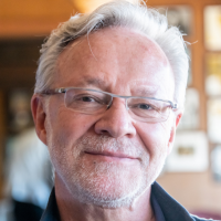 A headshot of a male customer giving a positive testimonial of Memoryboard.