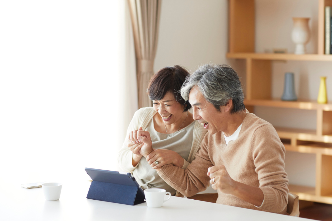 Seniors with memory loss using technology for staying connected.