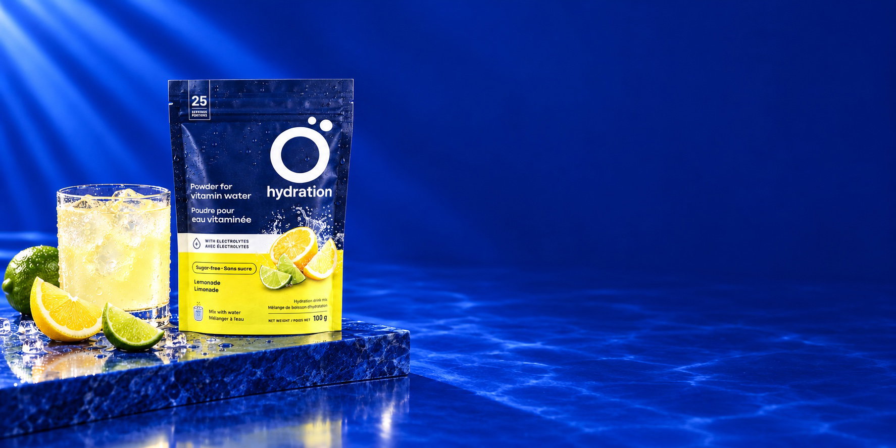 Ö Limonade, verre glacé et fruits sur le socle bleu