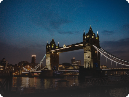 Beleuchtete Tower Bridge bei Nacht