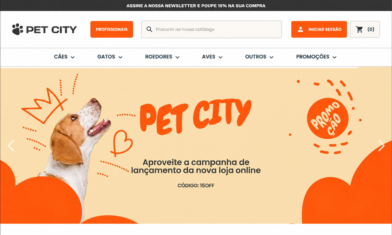 Equipa jovem a embalar encomendas de produtos para animais