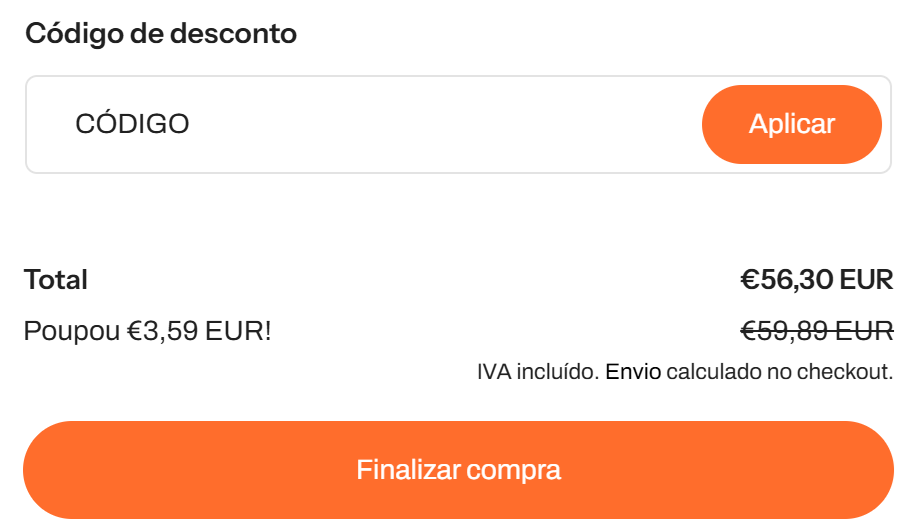 Cliente a finalizar a compra online no portátil, com o cão e o gato ao lado