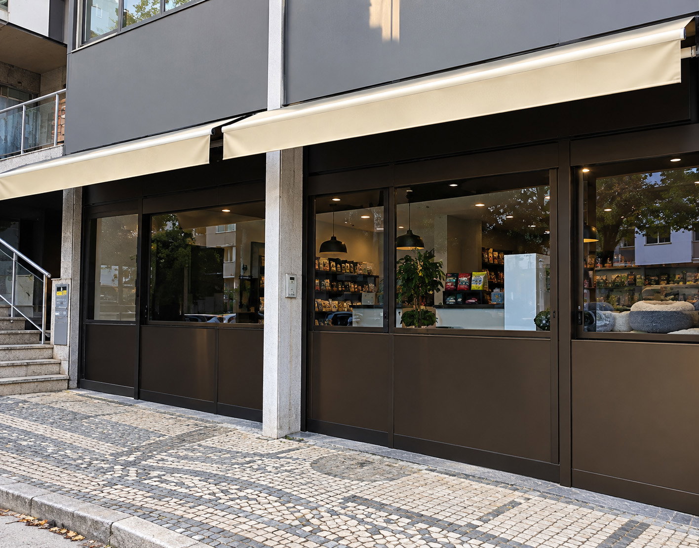 Loja tradicional de medicamentos veterinários com prateleiras de madeira