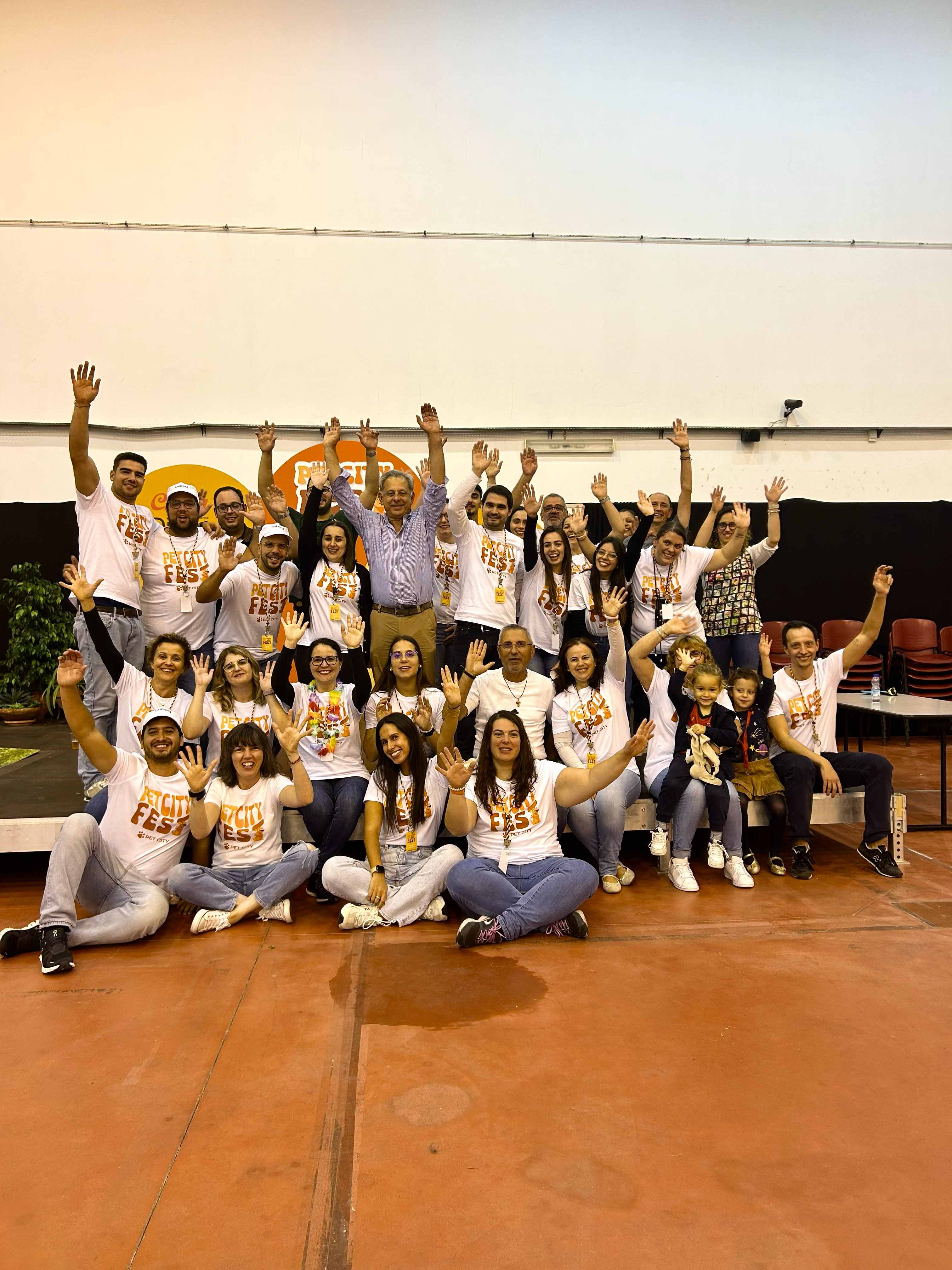 Tutora abraça o seu cão no Pet City Fest