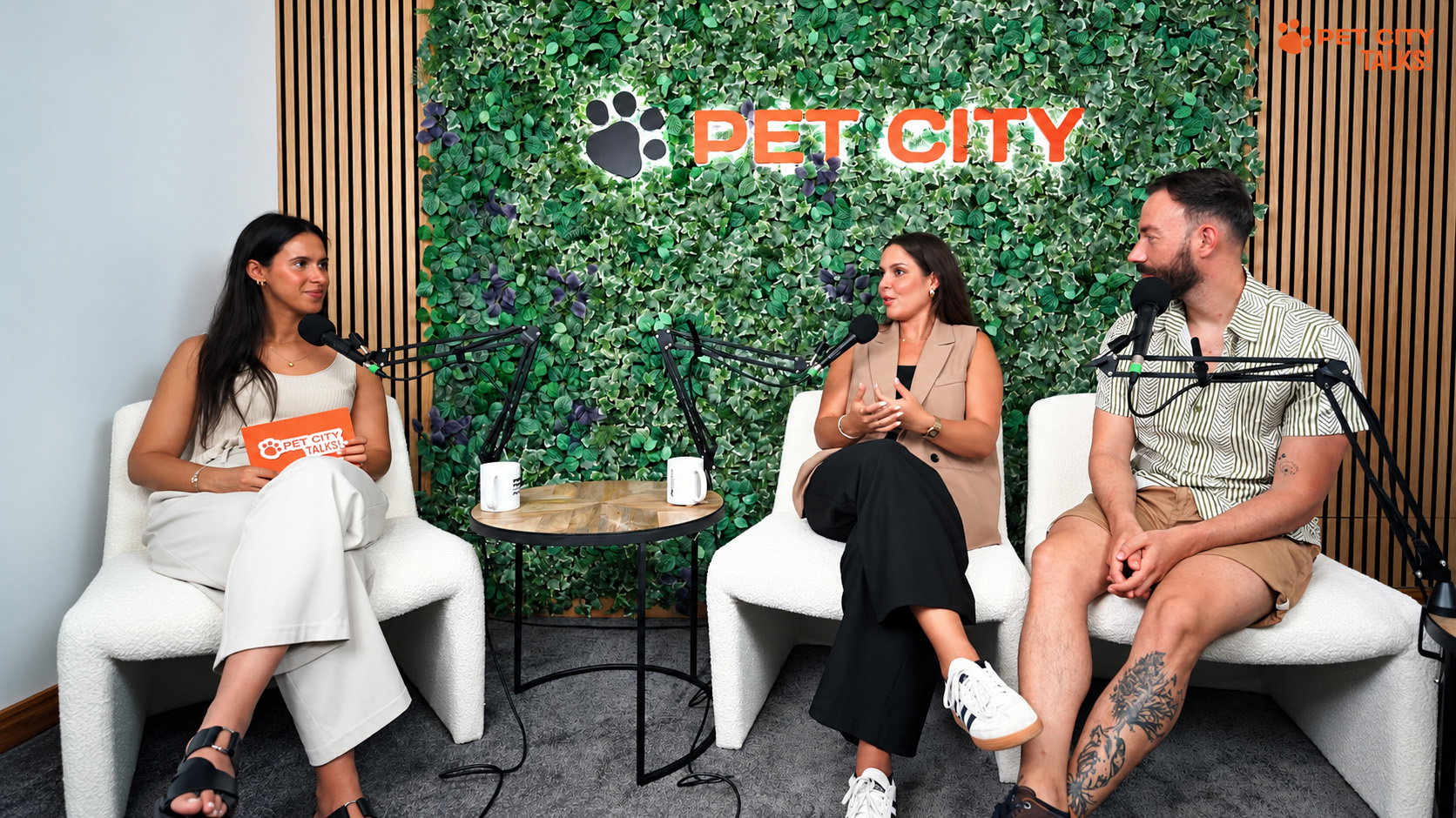 Cenário do Pet City Talks com microfones e convidados à conversa