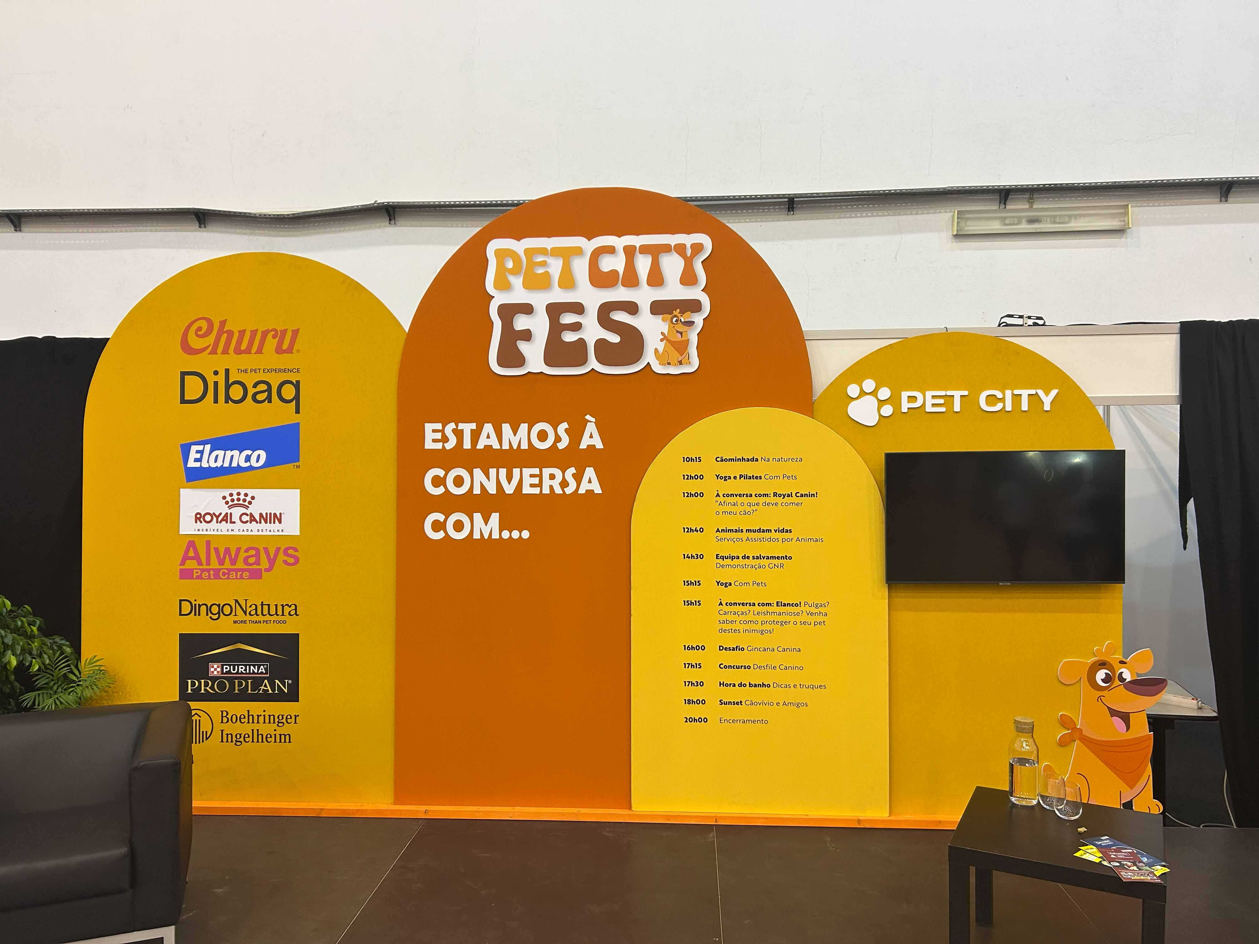 Tutora a rir enquanto abraça o seu cão no festival
