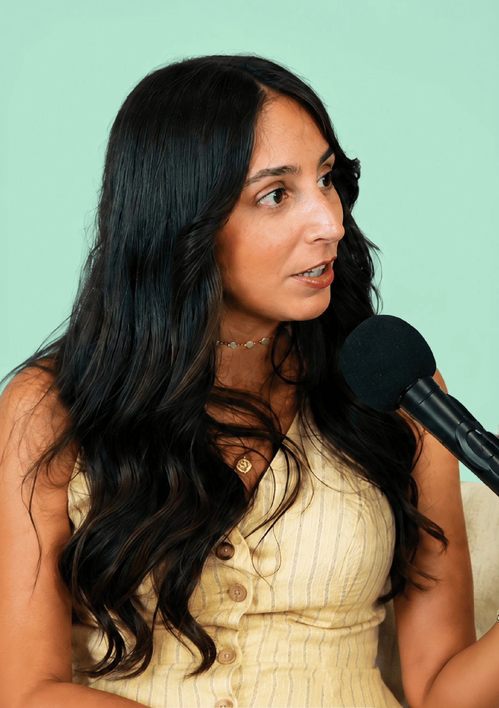 Convidada do Pet City Talks a falar ao microfone no estúdio