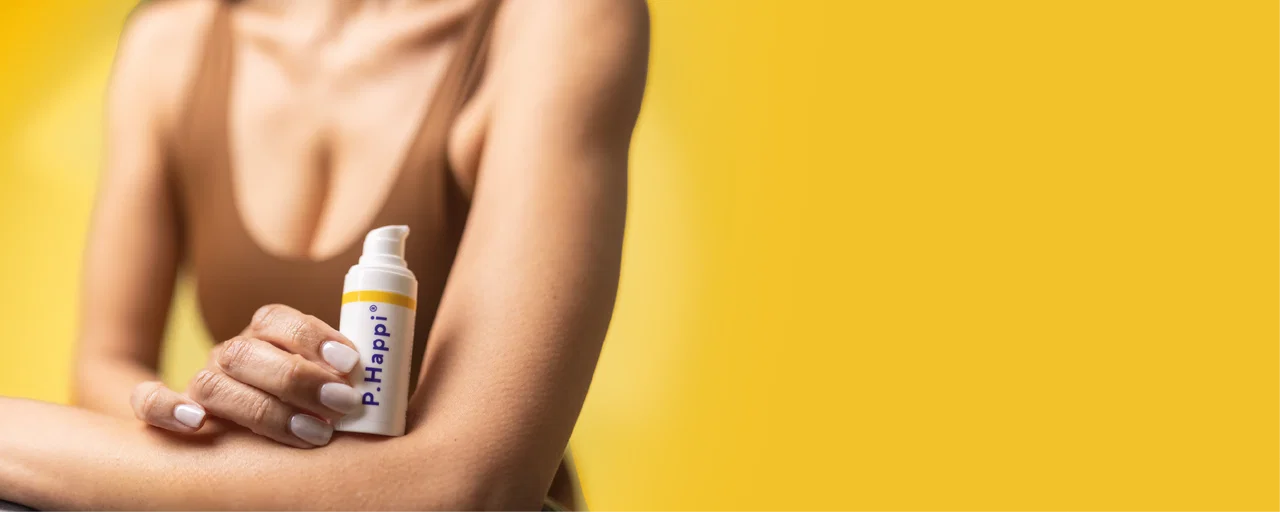 woman holding phappi bottle and resting it on her arm 