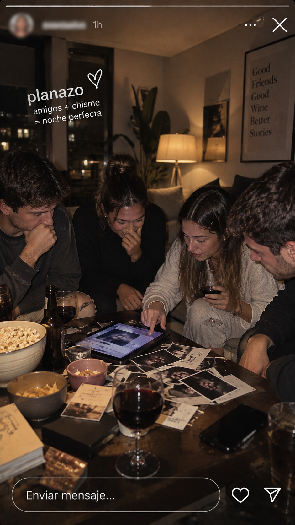 Mujer analizando fotos y notas del caso