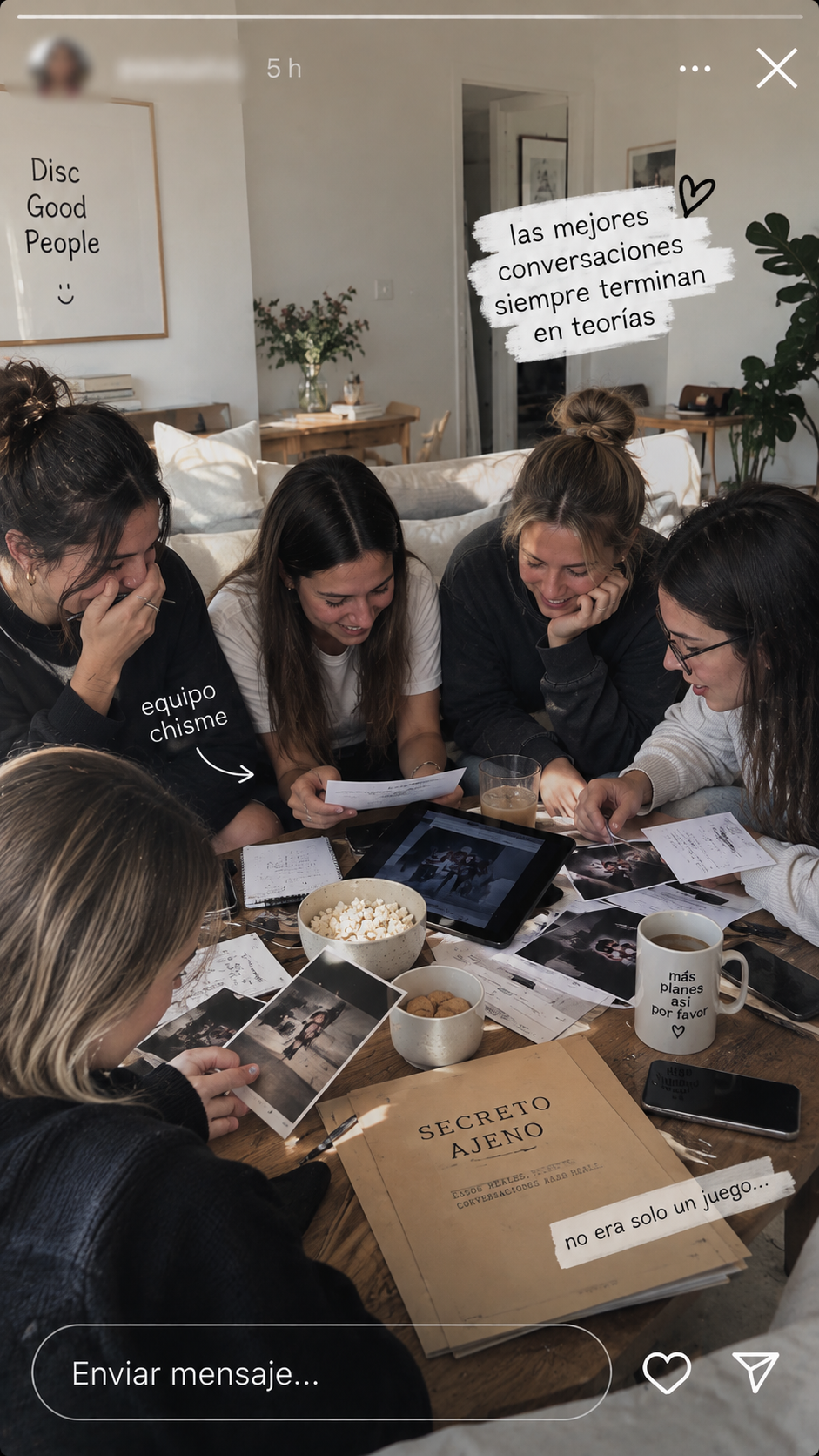 Grupo de amigos reaccionando al material del caso