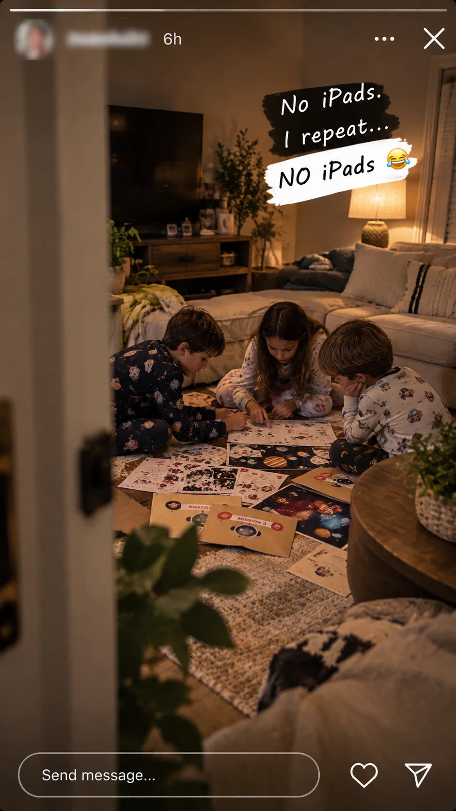 Tres amigas de espaldas mirando fotos sobre la mesa