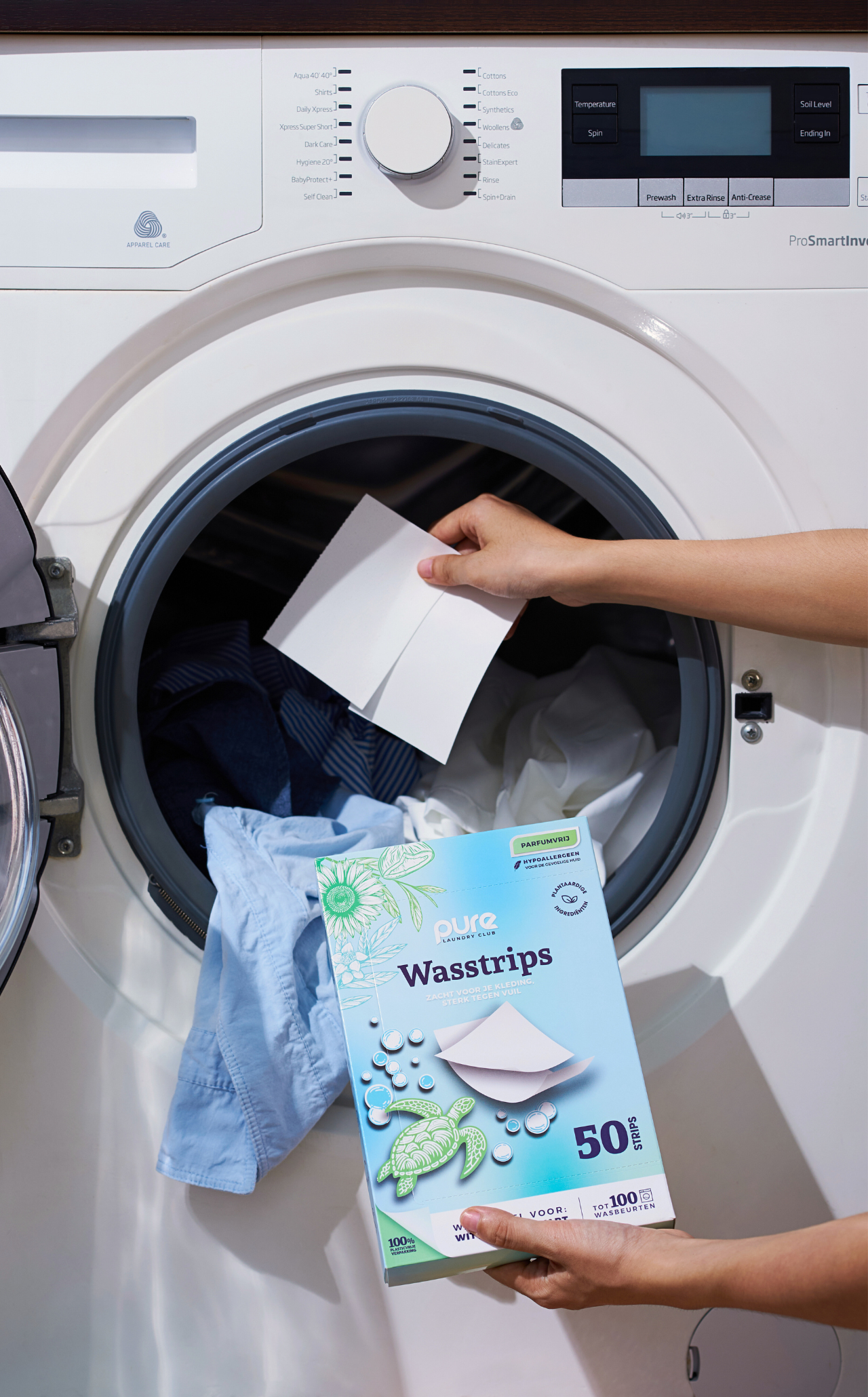 Wasstrips in de wasmachine leggen