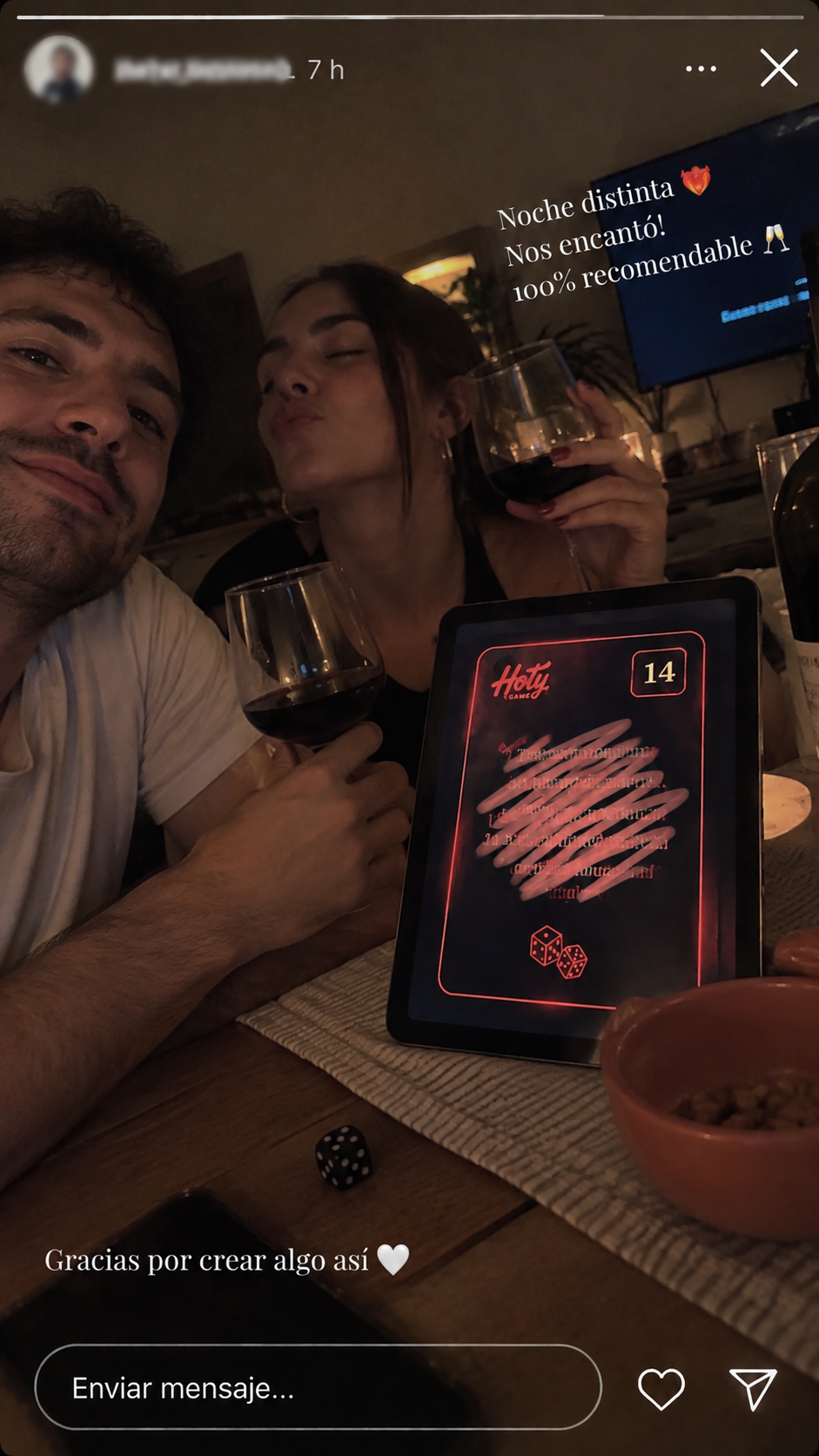 Pareja riéndose en un sillón a la luz de las velas