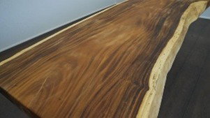 Close-up of the freshly oiled tabletop while the oil absorbs