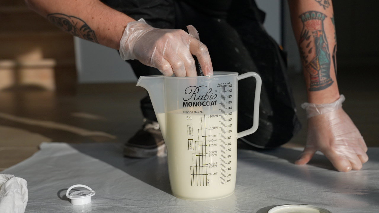 Mixing the two components of Oil Plus 2C in a Rubio Monocoat measuring jug