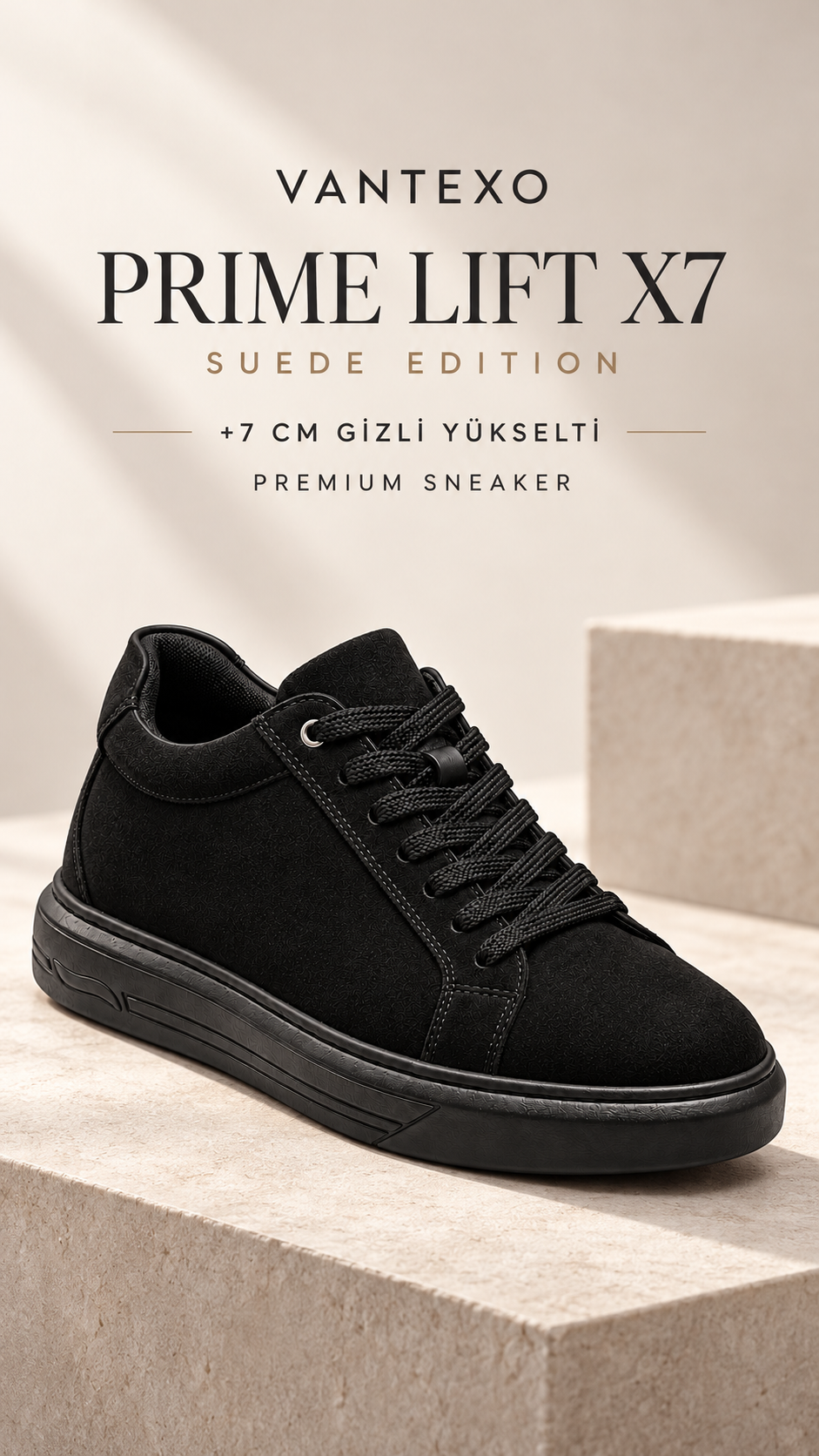 Vantexo Prime Lift X7 Suede Edition siyah süet sneaker, bej taş kaide üzerinde