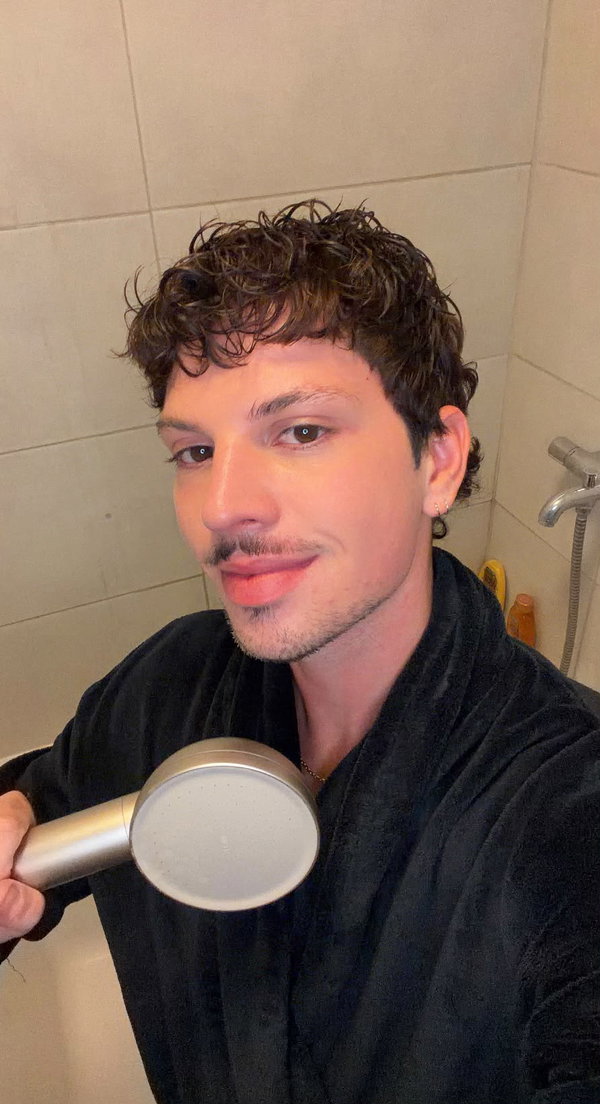 Cliente Seoni avec son pommeau filtrant