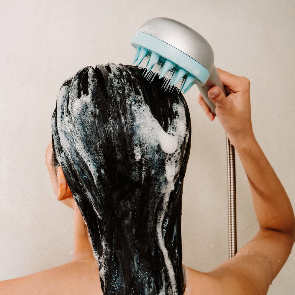 Brosse massante fixée sur le pommeau Seoni