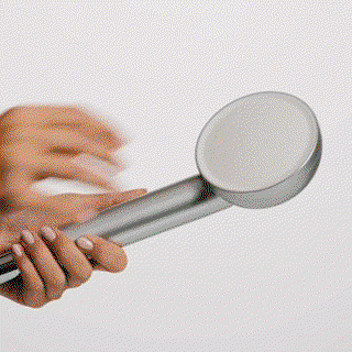 Installation de la brosse massante sur le pommeau Seoni