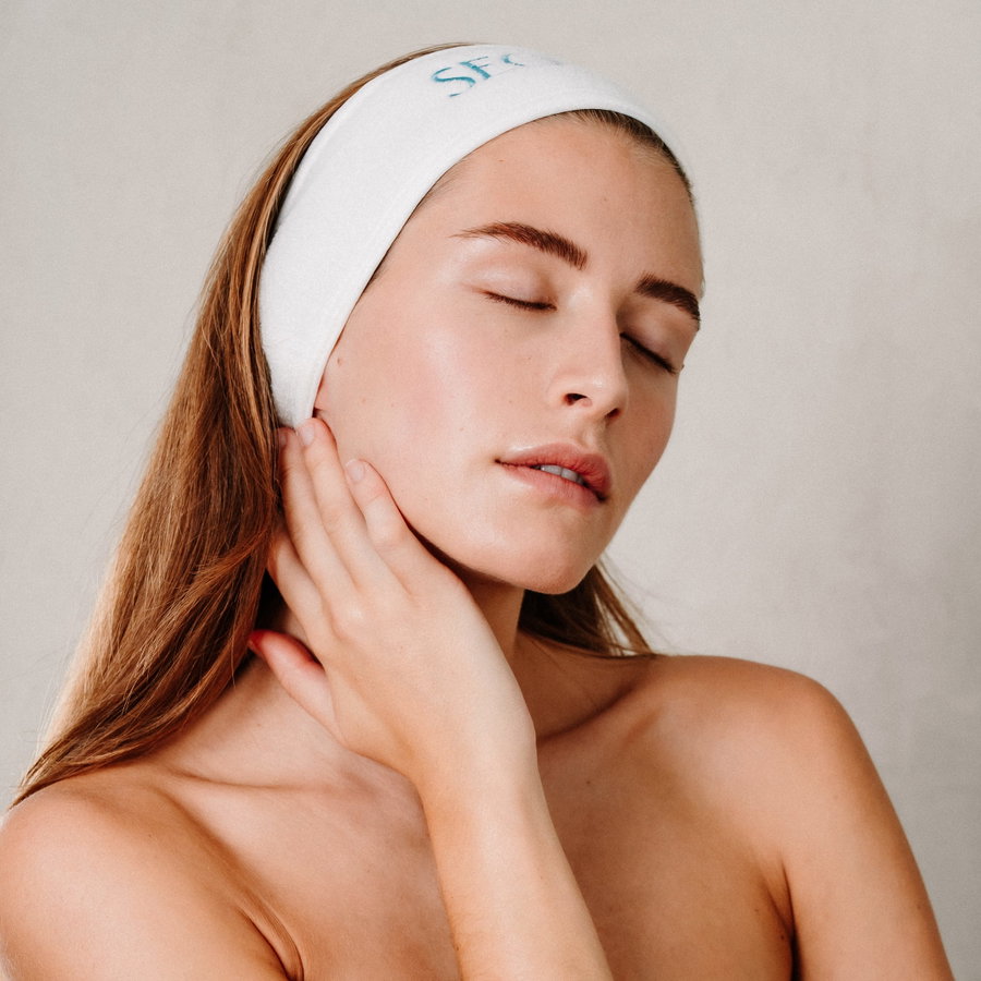 Femme s'essuyant le visage avec une serviette après la douche