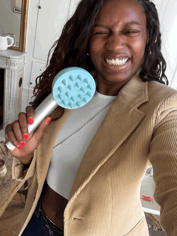 Cliente Seoni avec son pommeau filtrant