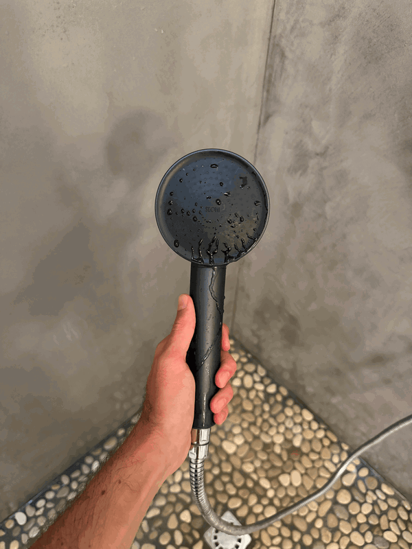 Cliente Seoni avec son pommeau filtrant
