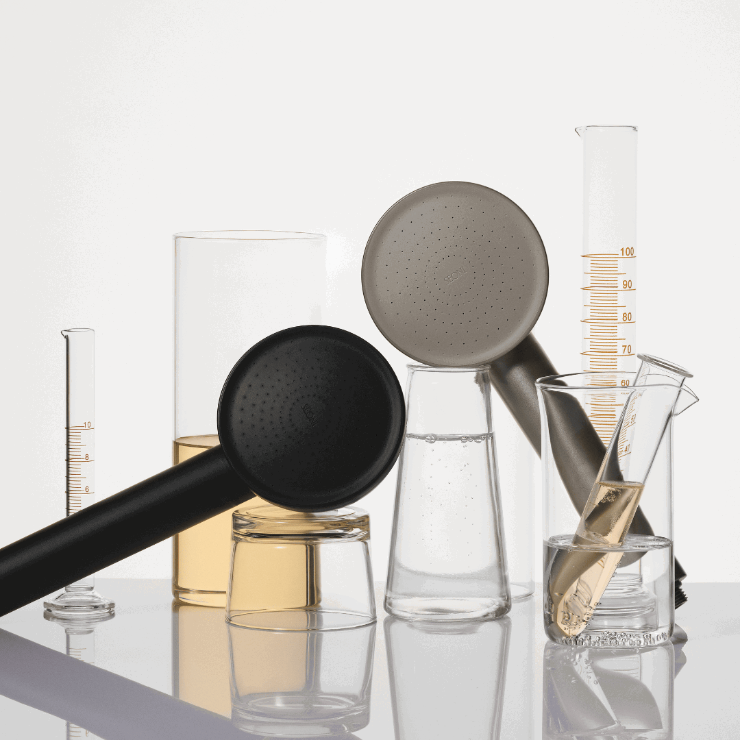 Pommeaux Seoni parmi des éprouvettes de laboratoire