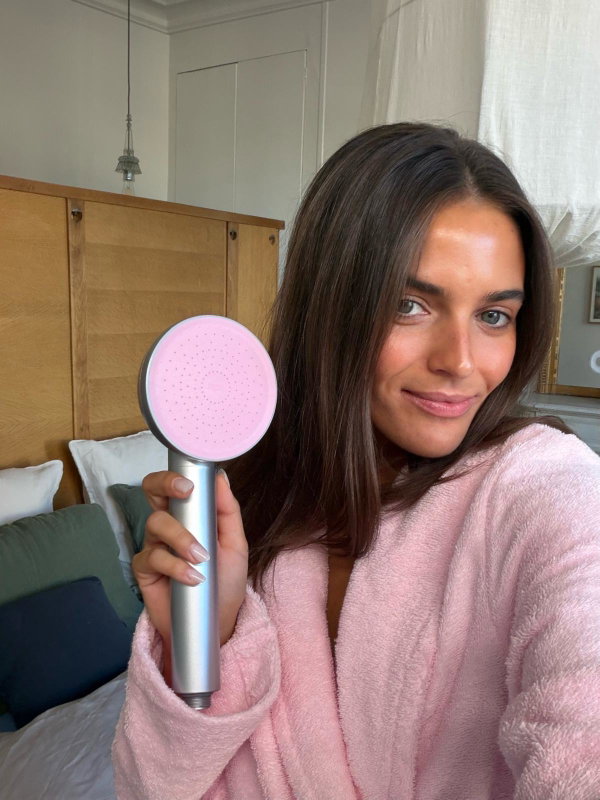 Cliente Seoni avec son pommeau filtrant