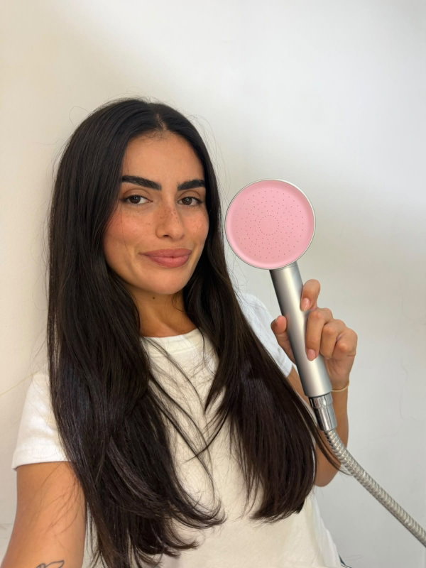 Cliente Seoni avec son pommeau filtrant