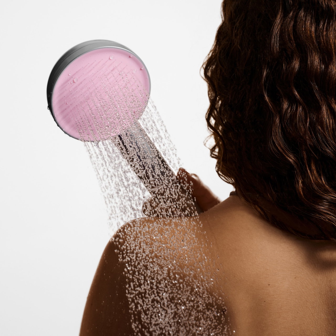 Pommeau Seoni Chrome Rose en action sous la douche